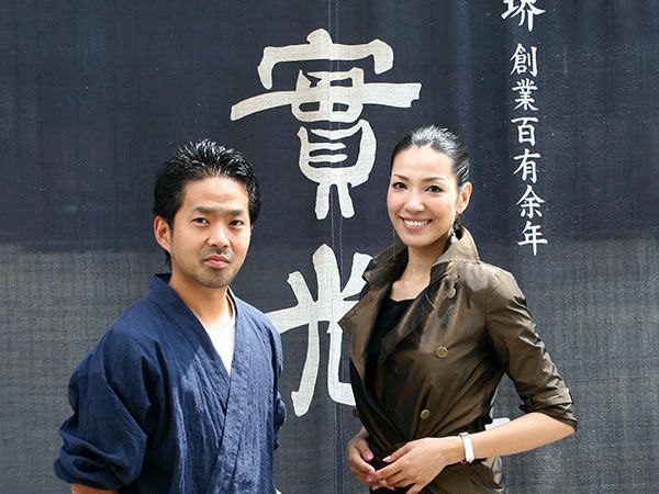 モデルのアンミカさんが包丁製造を見学に！